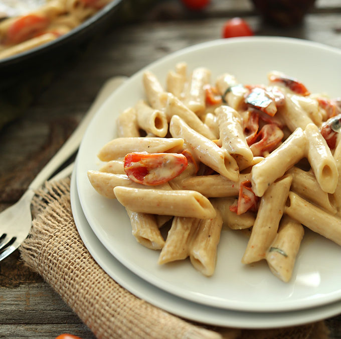 CREAMY VEGAN GARLIC PASTA WITH ROASTED TOMATOES